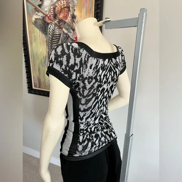 bebe Black & White Knit Patterned Top – Size M (Fits XS–S) - Picture 6 of 9